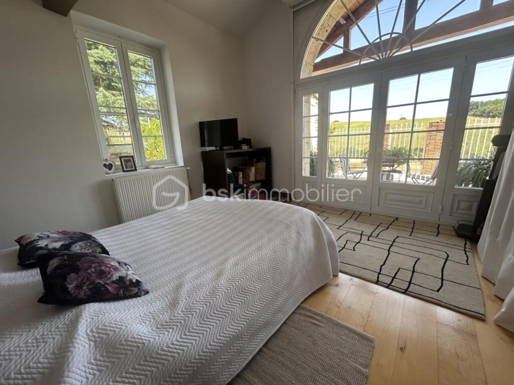 MAGNIFIQUE PROPRIÉTÉ EN PIERRES – DEPENDANCE- PISCINE – GARAGE – 8 pièces – 6 chambres – 297 m²