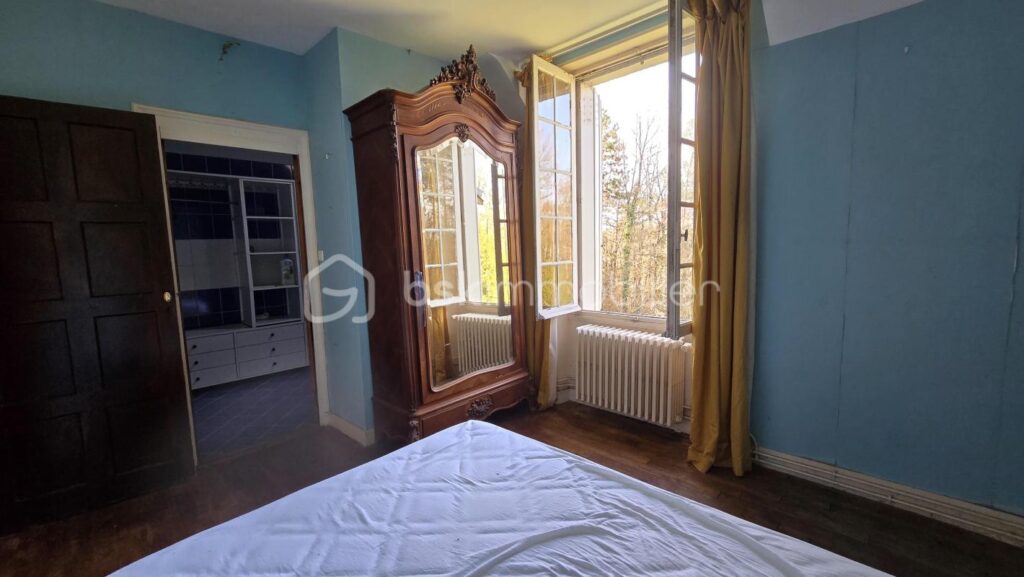 Ensemble immobilier, maison de 178 m², maisonnette, granges, petits toits, terres et étang – 5 pièces – 4 chambres – 178 m²