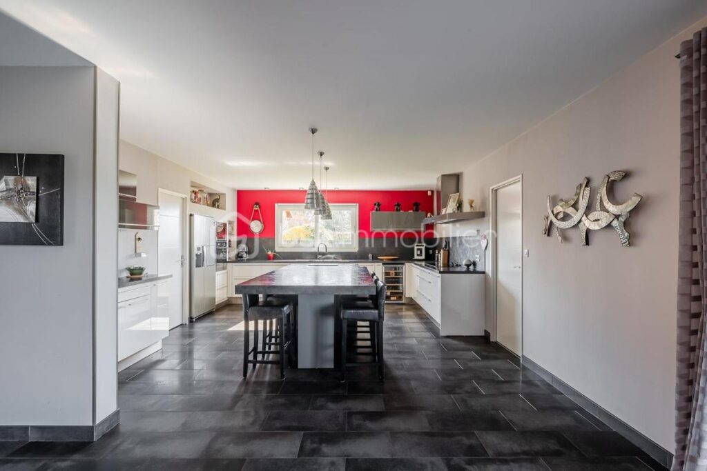 RARE MAISON PLAIN PIED DOUBLE GARAGE PISCINE SPA ET HAMMAM – 7 pièces – 4 chambres – 190 m²