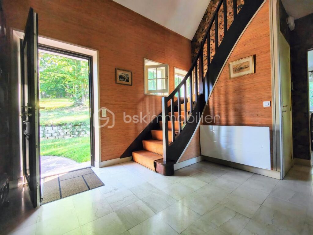 Maison d’exception dans un parc boisé privé avec tennis – 7 pièces – 4 chambres – 171 m²