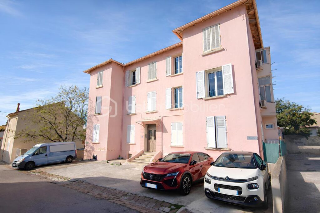 Vente T2 lumineux dernier étage – Vue Faron – Parking – Cave – Loggia – Toulon La Loubière – 165 900 € – 2 pièces – 1 chambre – 37 m²