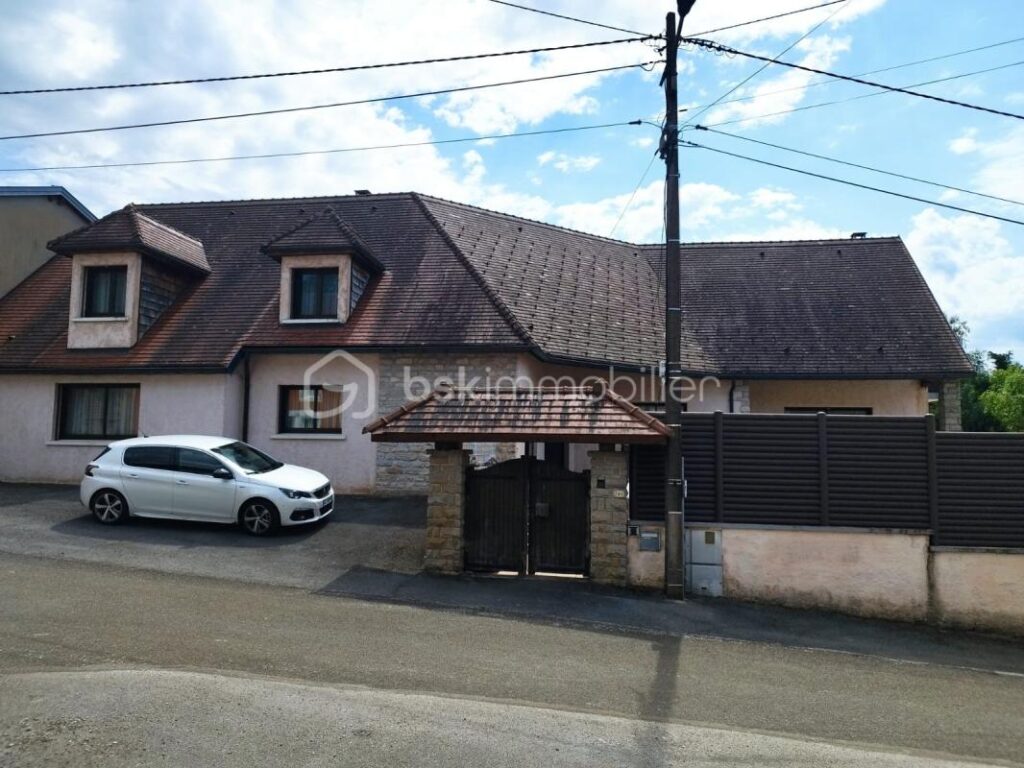 belle demeure de 420 m² sur grand terrain de 2000 m² avec piscine – 11 pièces – 6 chambres – 420 m²