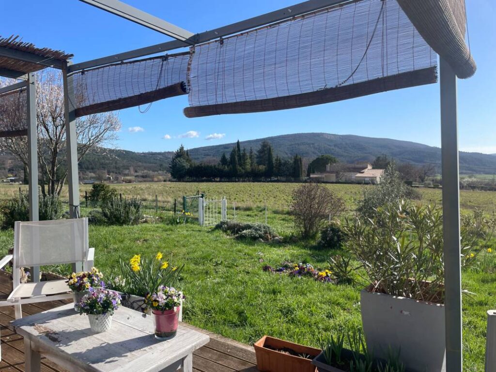 Très jolie maison mitoyenne, de plain pied, 2 chambres, de 100 m2 à 04230 St Etienne les Orgues – 4 pièces – 2 chambres – 100 m²