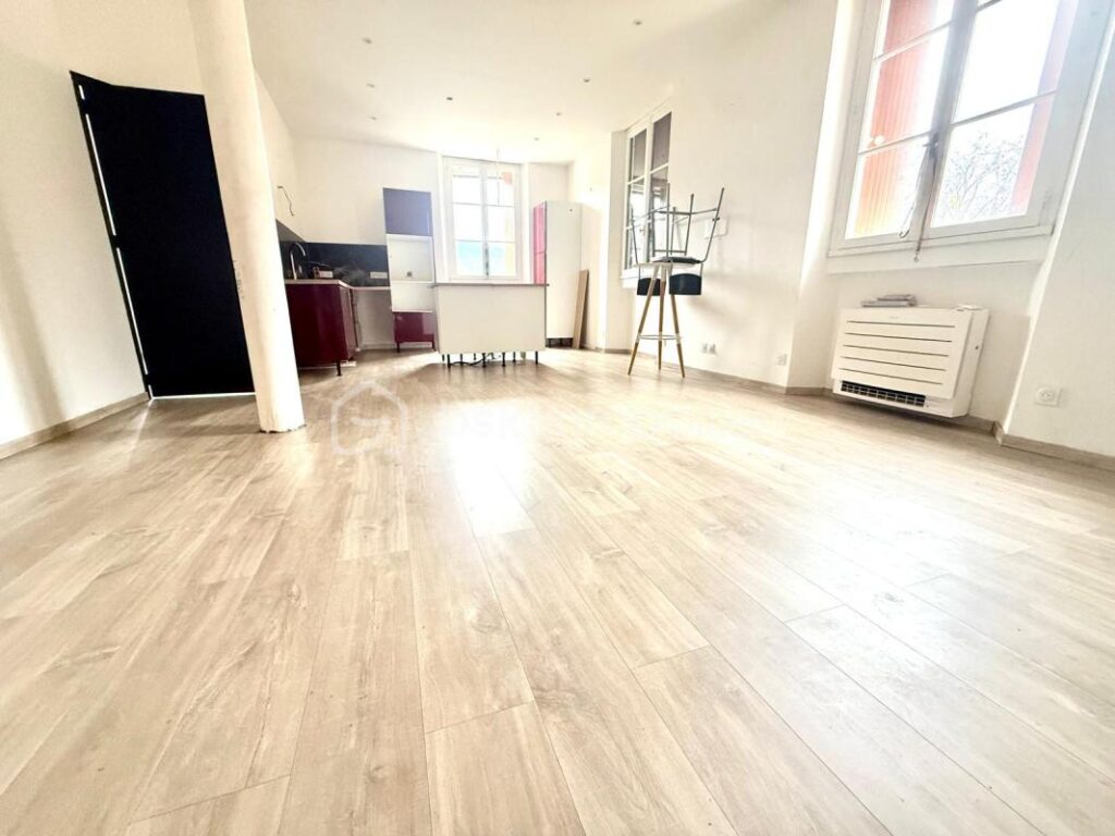 À VENDRE – VILLA 106 M² AVEC GARAGE + 2 APPARTEMENTS – À MEZEL – PRIX 338 000 € – 3 pièces – 2 chambres – 106 m²