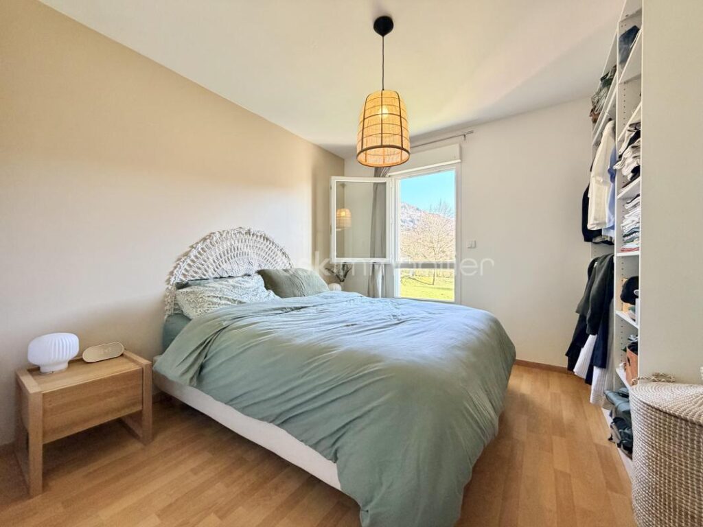 Appartement T2 avec balcon, cave et garage au centre de Villaz – 2 pièces – 1 chambre – 52 m²