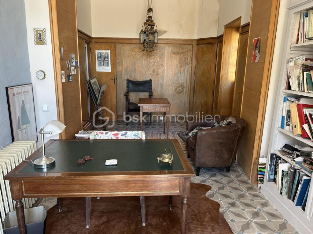 CHÂTEAU et SA MAISON de Gardien – VUE -TERRAIN – PISCINE – DÉPENDANCES – NR pièces – 12 chambres – 722 m²