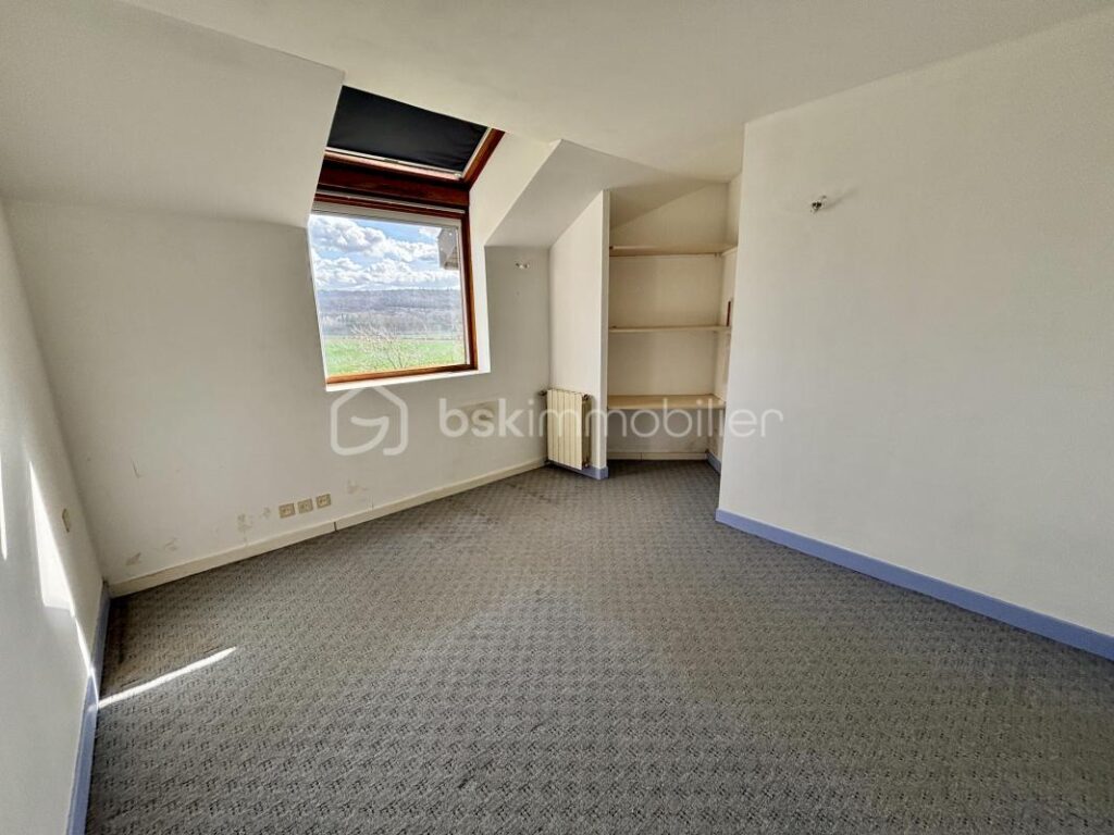 Belle maison T7 d’architecte à rafraîchir avec garage et jardin à Saint-Marceau – 7 pièces – 5 chambres – 165 m²