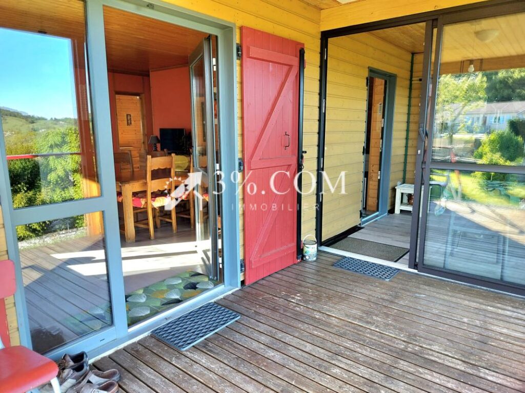 Chalet avec vue dégagée de 69m2 et 2 chambres sur 1330m2 clo – 3 pièces – 2 chambres – 69 m²