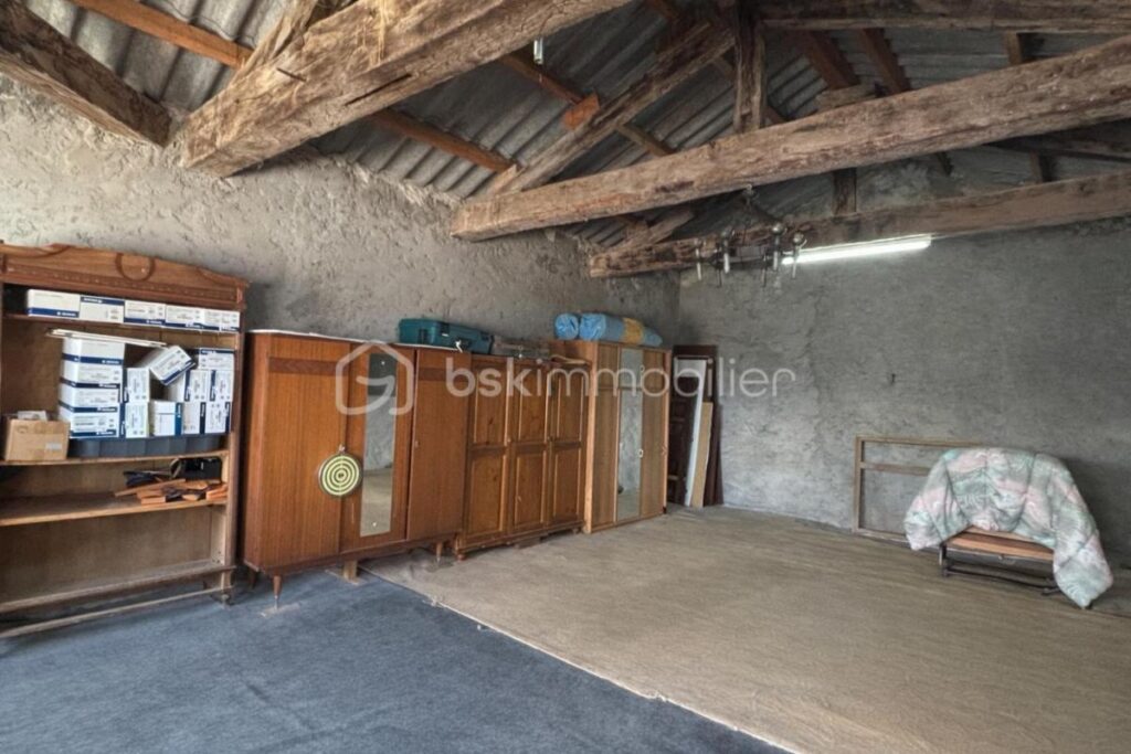 Maison de village avec garage et grenier aménageable – jardin non attenant – 4 pièces – 2 chambres – 75 m²