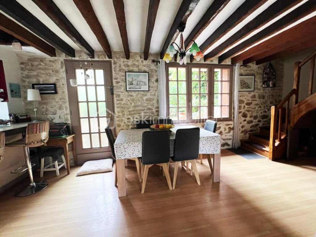 Maison de caractère de 130m2 sur jardin paysagé de 650m2 au Coeur du VEXIN – 7 pièces – 3 chambres – 130 m²