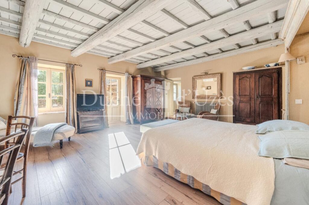 Maison – 7 pièces – 4 chambres – 275 m²