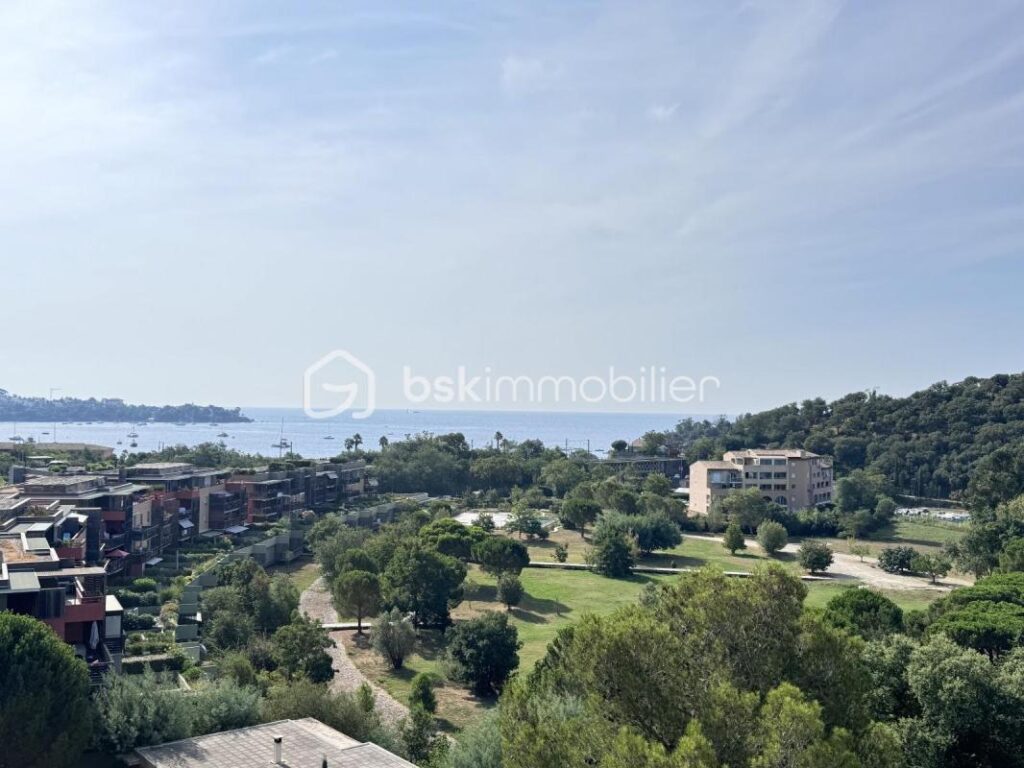🌊 Villa d’Exception avec Vue Mer à Agay – 260 m² habitables | 1370 m² de terrain 🌴 – 8 pièces – 5 chambres – 260 m²