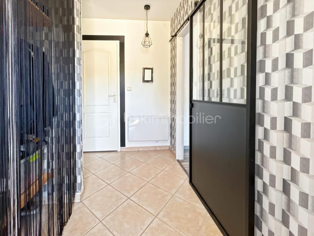 Maison familiale avec 5 chambres, véranda, jardin et prestations modernes – Proche gare de Sens – 7 pièces – 5 chambres – 179 m²