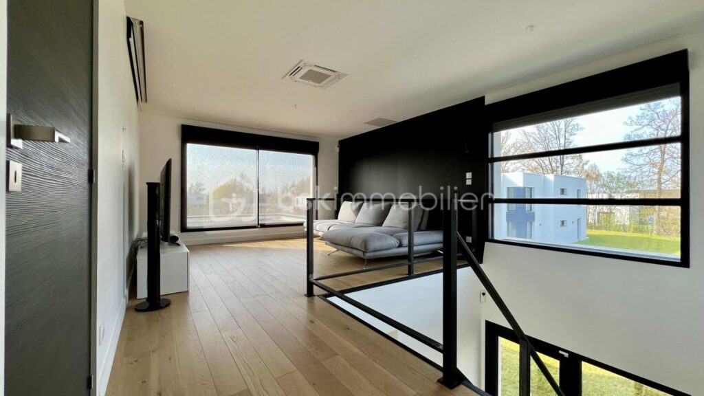 Maison cubique individuelle avec piscine – 7 pièces – 4 chambres – 245 m²