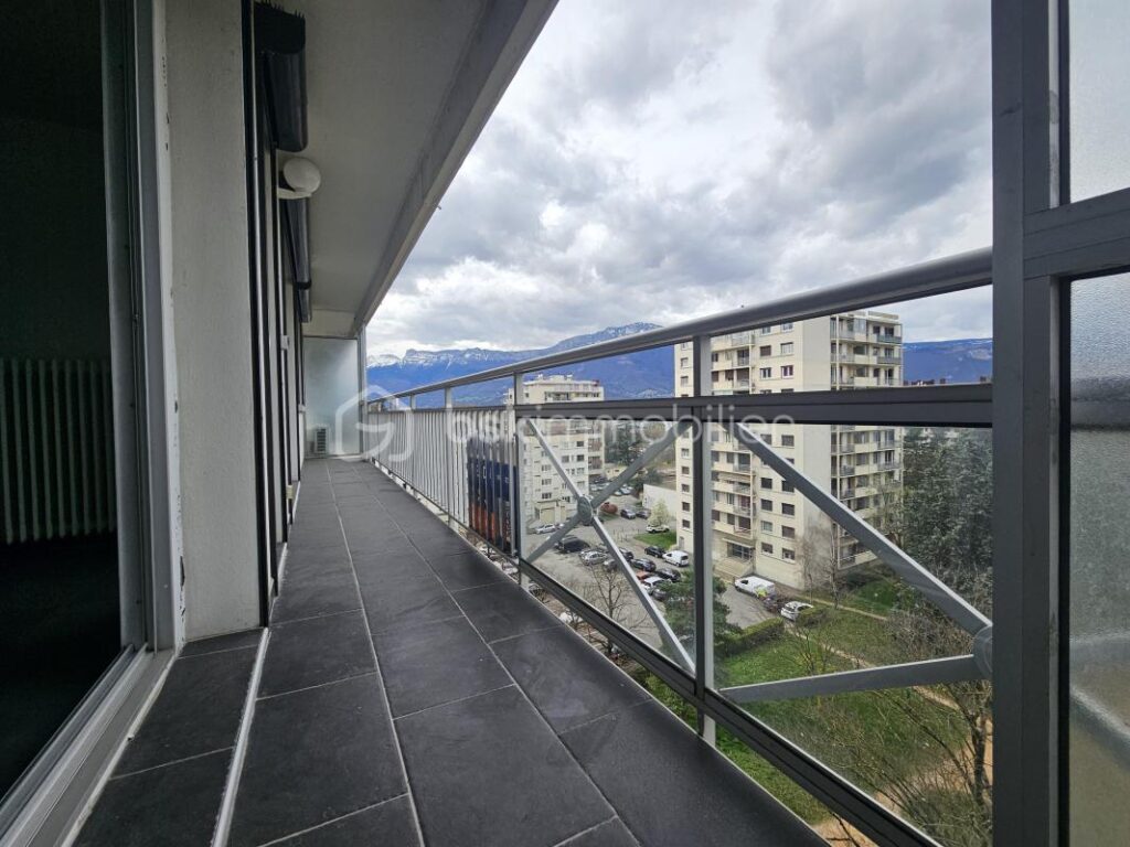 T3 lumineux en étage élevé avec balcon, vue dégagée et place de parking privative – 4 pièces – 3 chambres – 72 m²
