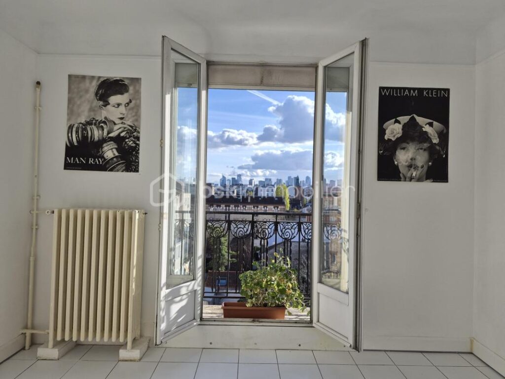 DERNIER ETAGE AVEC BALCON ET VUE SPECTACULAIRE SUR PARIS ET LA DEFENSE – 3 pièces – 2 chambres – 59 m²