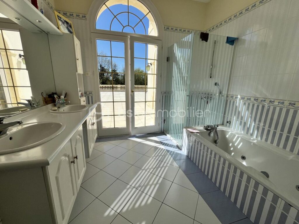 PROPRIETE D’EXCEPTION 483m2 sur un PARC DE 1,4H – 12 pièces – 8 chambres – 483 m²