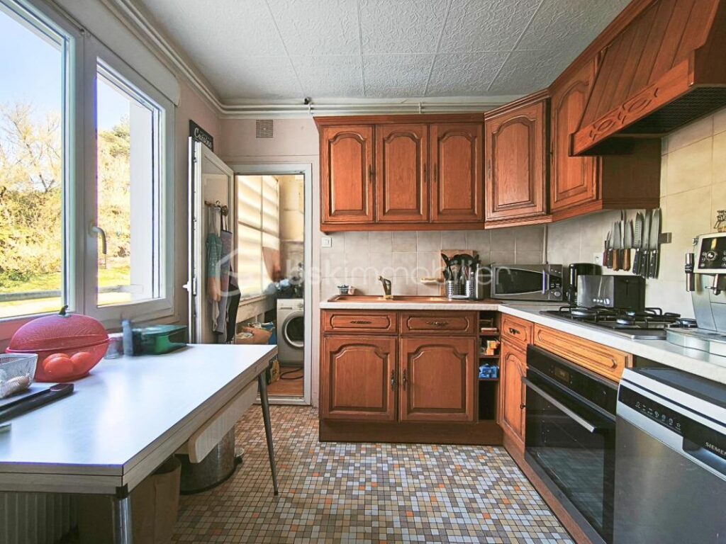 T4 traversant avec balcon plein sud – un potentiel à révéler au cœur de Neuville-sur-Saône – 4 pièces – 3 chambres – 79 m²