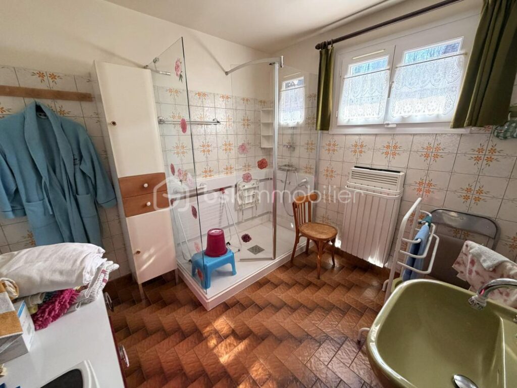 Maison avec garage – autonomie de plain pied et sous sol complet – 8 pièces – 6 chambres – 170 m²