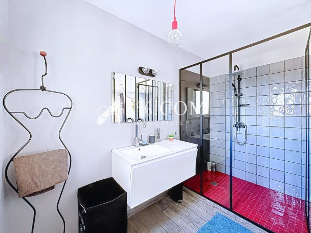 Villa contemporaine d&rsquo;architecte – 7 pièces dans un cadre na – 7 pièces – 4 chambres – 157 m²