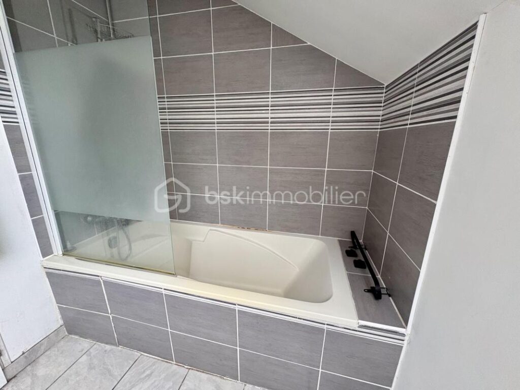 Grande maison familiale à la campagne – 6 chambres – Piscine couverte – Terrain avec dépendances – 10 pièces – 6 chambres – 205 m²