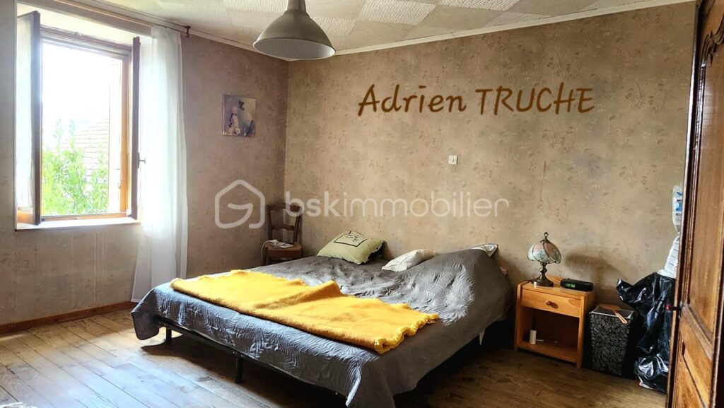 CHALLONGES — AU CALME — BEAUX ESPACES — SOUS SOL COMPLET – 8 pièces – 6 chambres – 135 m²