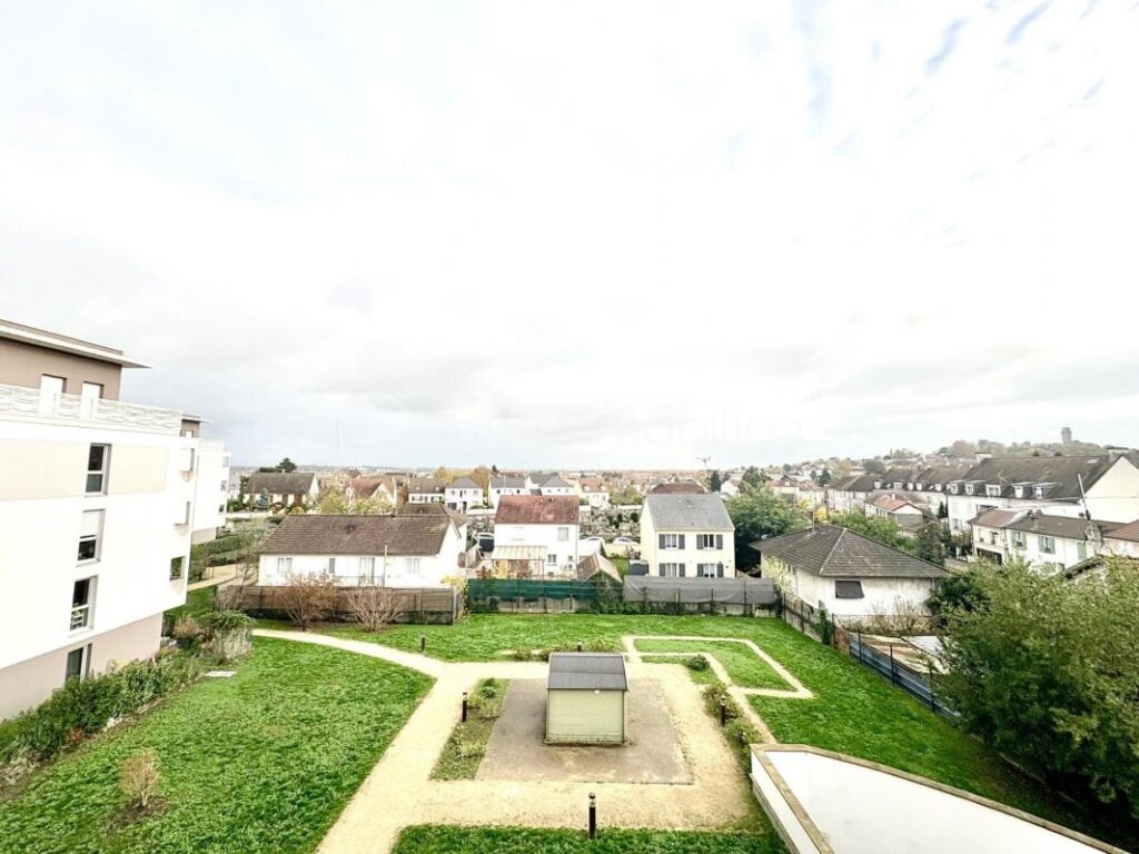 APPARTEMENT F4 LUMINEUX AVEC VUE DÉGAGÉE SUR LA TOUR DE MONTLHÉRY – 4 pièces – 3 chambres – 73 m²