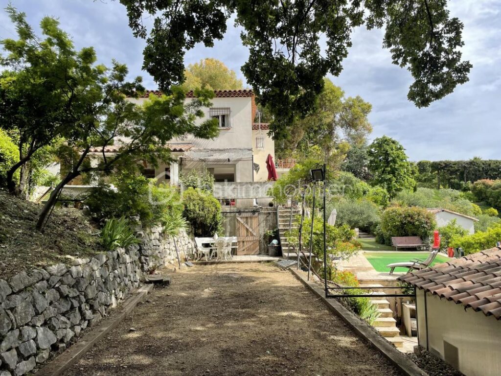 Maison d&rsquo;artiste à Saint Paul de Vence : un écrin de créativité et de sérénité – 7 pièces – 5 chambres – 312 m²
