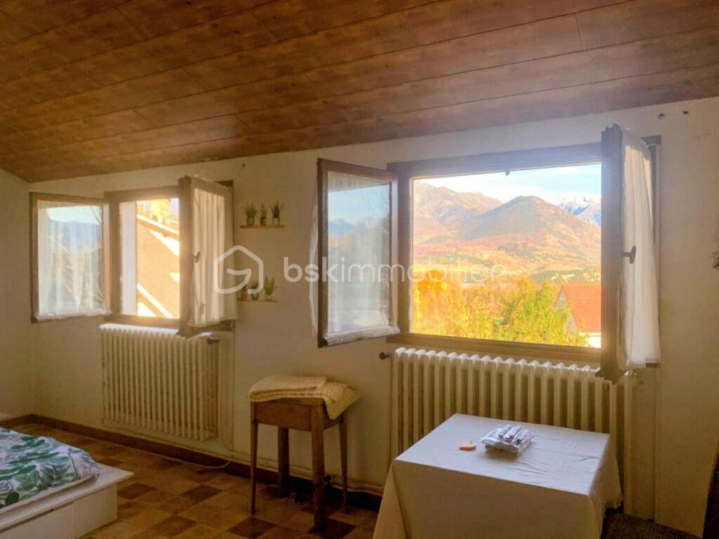 LA MURE SUD (38350) – VUE SUR L’OBIOU – Sur une parcelle de 1 380m², Grande MAISON FAMILIALE de 222 m² + 229 m² de dépendances – 10 pièces – 5 chambres – 222 m²