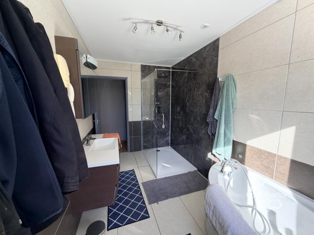 Maison 6 pièces 143 m2 1 880 m2 de terrain Bersillies (5 – 6 pièces – 4 chambres – 143 m²