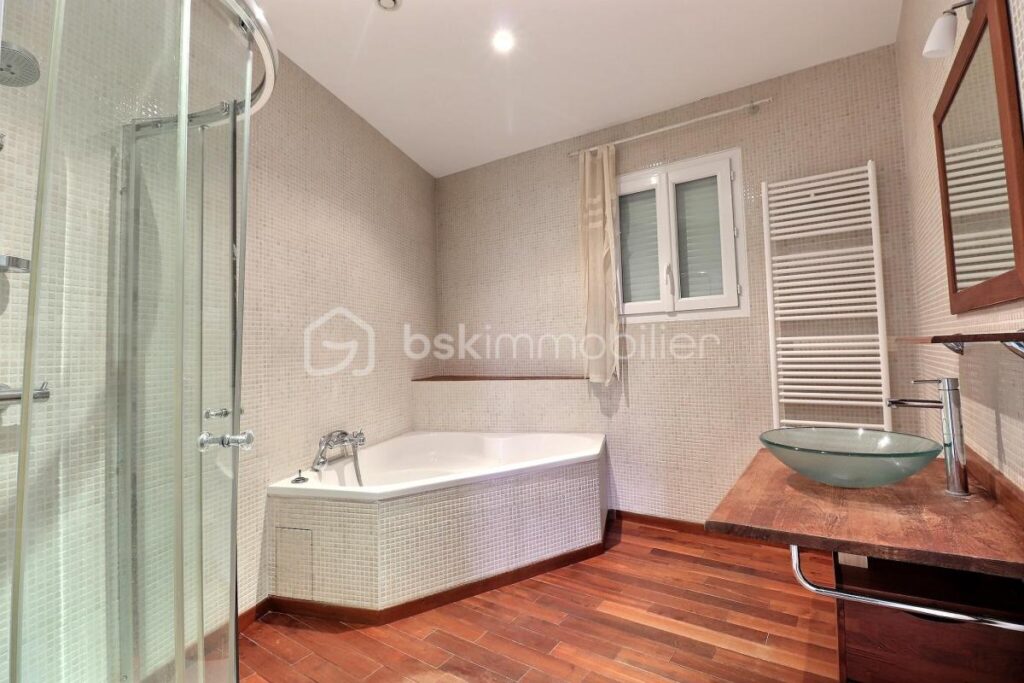 Villa 193m² Thiers 63300 – 6 pièces – 4 chambres – 193 m²