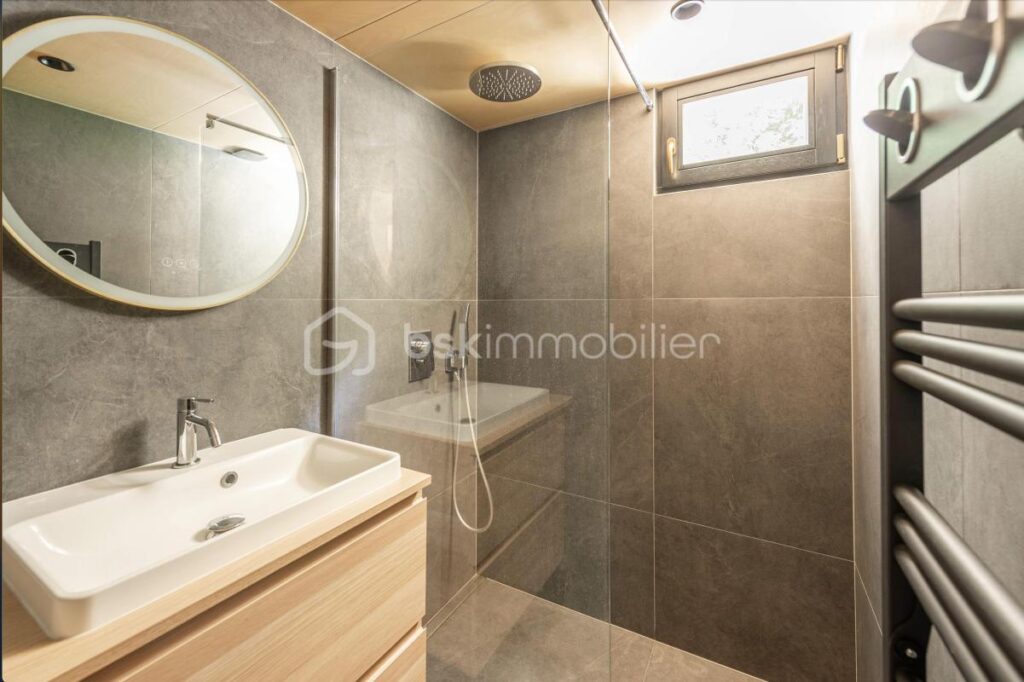 CHALET AVEC MAZOT LA CLUSAZ SECTEUR L ETALE – 9 pièces – 7 chambres – 216 m²