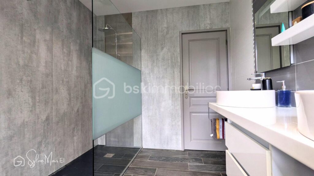 Élégante maison familiale avec piscine 220 m2 – vue imprenable – 8 pièces – 5 chambres – 220 m²