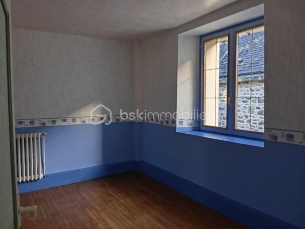 Maison habitable ** bourg callac** terrain**dépendances – 4 pièces – 2 chambres – 53 m²