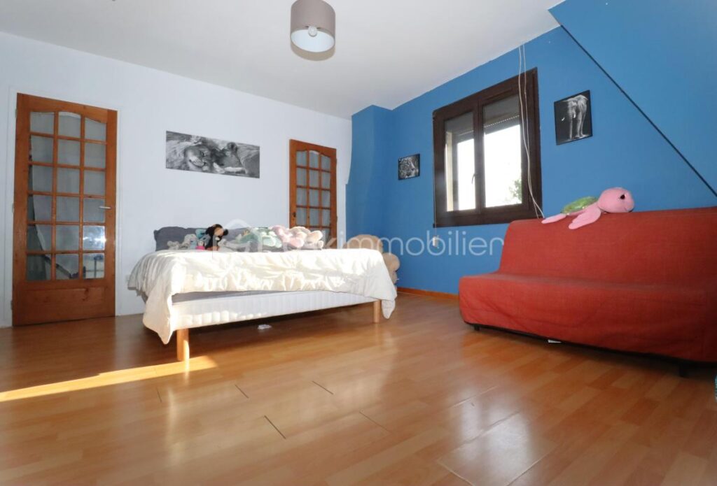 Grande maison aux beaux volumes (8 pièces 175m²) 5 ou 6 chambres avec sous-sol total (85m²) – 8 pièces – 6 chambres – 175 m²