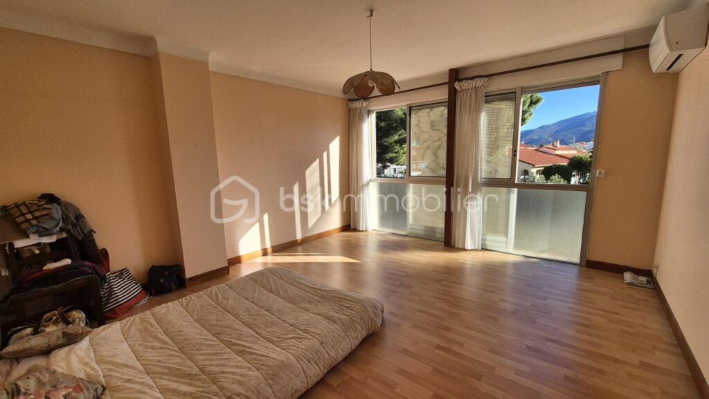 A VENDRE MAISON DEUX FACES TRAVERSANTE DE 152M² SUR TERRAIN DE 261M² A SAINT ANDRE – VUE SUR LES ALBERES – QUATRE CHAMBRES – GARAGE – CLIMATISATION REVERSIBLE – CHEMINEE – AUCUN VIS A VIS – 7 pièces – 4 chambres – 152 m²