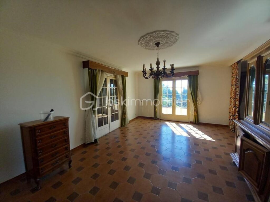 PROPRIETE avec Vue sur le Pont du Gard – Rare sur le secteur – 9 pièces – 6 chambres – 248 m²
