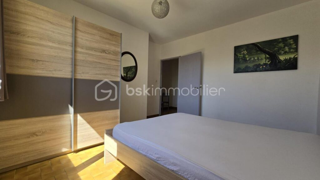 Grande maison divisée en deux appartements avec PISCINE ET VUE IMPRENABLE – 7 pièces – 5 chambres – 223 m²