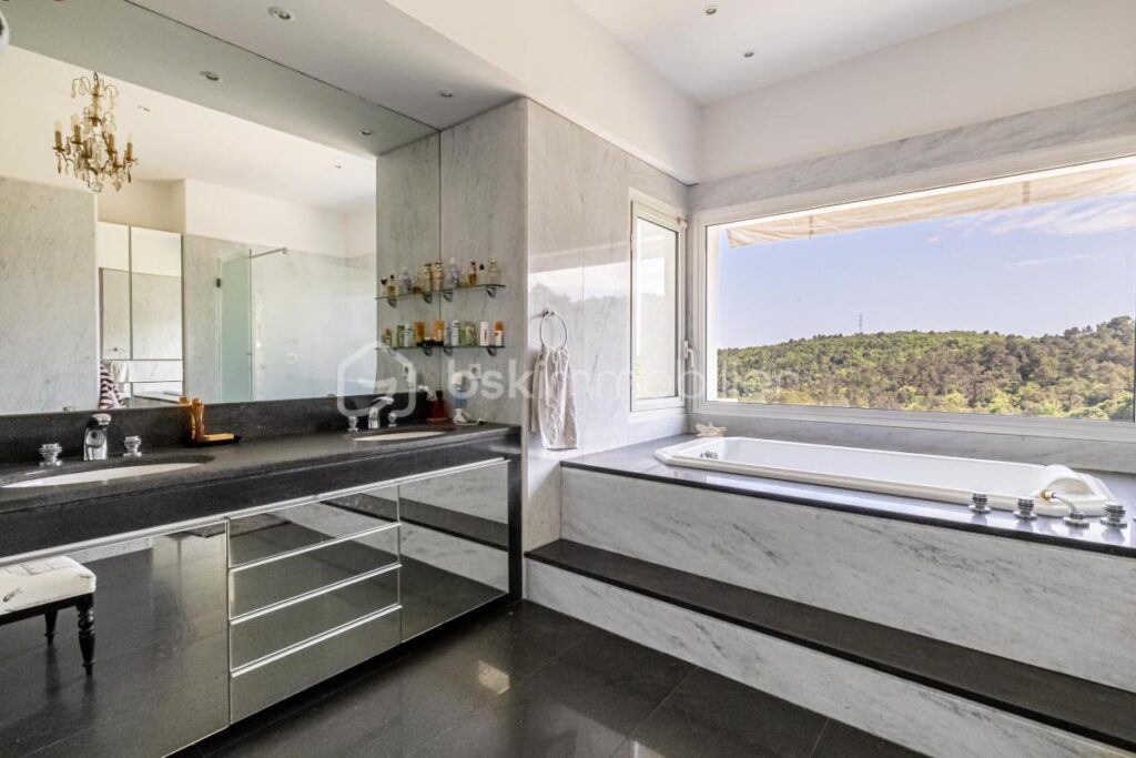 Valbonne – Villa d’exception au cœur de la nature, à pied du village – 12 pièces – 8 chambres – 518 m²