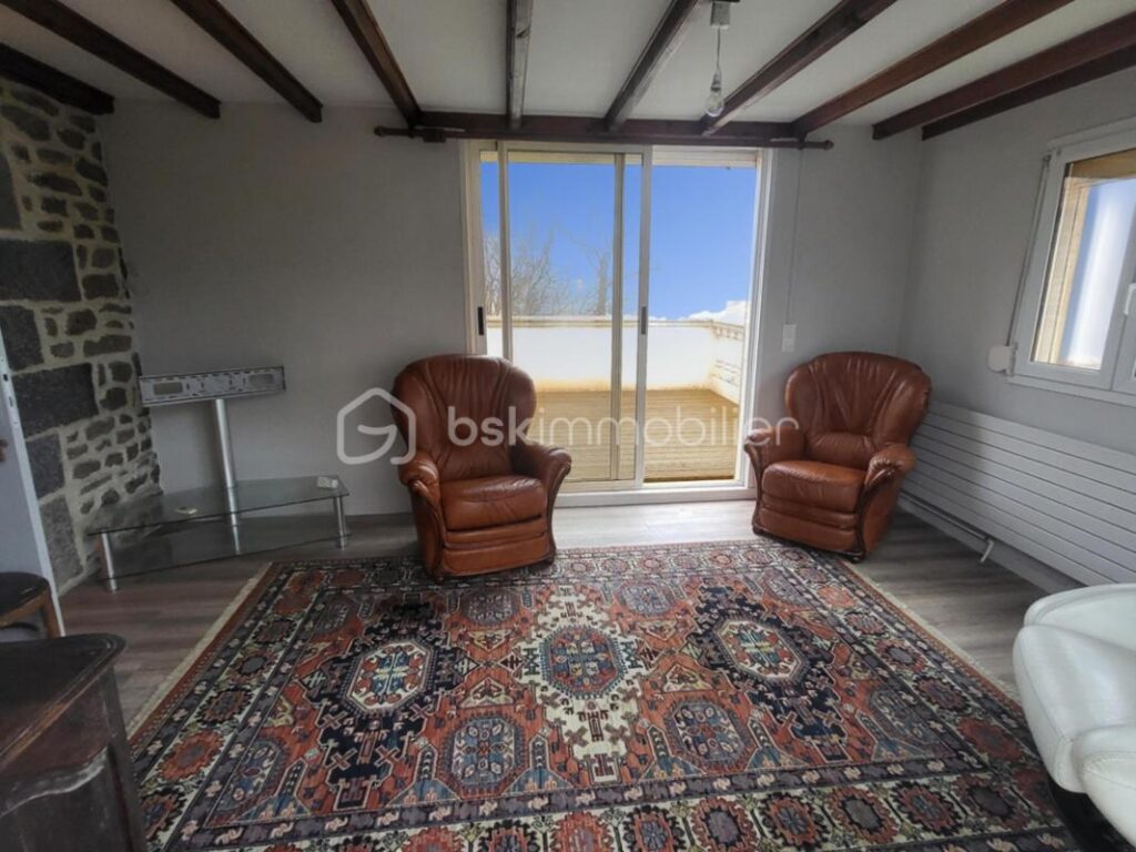 PROCHE VILLEDIEU-LES-POÊLES & A84 – MAISON DE STANDING AVEC PISCINE – 5 pièces – 4 chambres – 140 m²