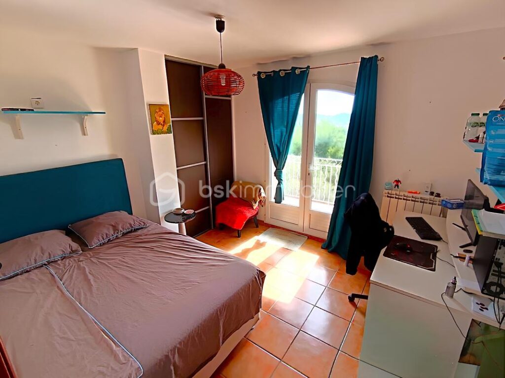 À VENDRE –EXCEPTIONNELLE VILLA 9 PIÈCES 225 M² ET 1 662 M² DE TERRAIN – PISCINE À DÉBORDEMENT– GARAGE– JARDIN – 5 CHAMBRES – BUREAU – T2 INDÉPENDANT– VUE PANORAMIQUE COLLINES ET MER– SANS VIS-À-VIS – PROCHE CENTRE-VILLE OLLIOULES – LA COURTINE – 945 000 € – 9 pièces – 5 chambres – 225 m²