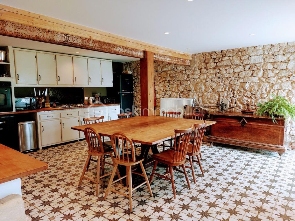 Maison 242m2 avec installations équestre, terrain 8000m2 – 7 pièces – 4 chambres – 242 m²