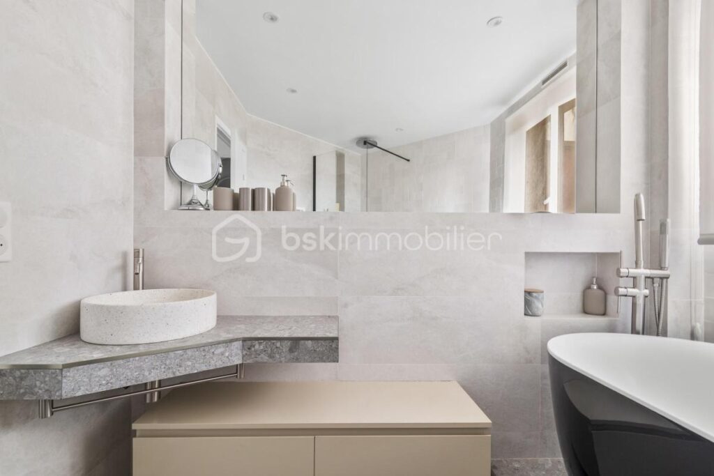 4 PIÈCES TRAVERSANT AVEC BALCON FILANT – ÉTAGE ÉLEVÉ – LUMINEUX ET FONCTIONNEL – COURBEVOIE MARCEAU / SÉBASTOPOL – 4 pièces – 2 chambres – 88 m²