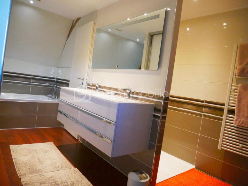 ANCIENNE FERME RÉNOVÉE – 7 pièces – 5 chambres – 316 m²