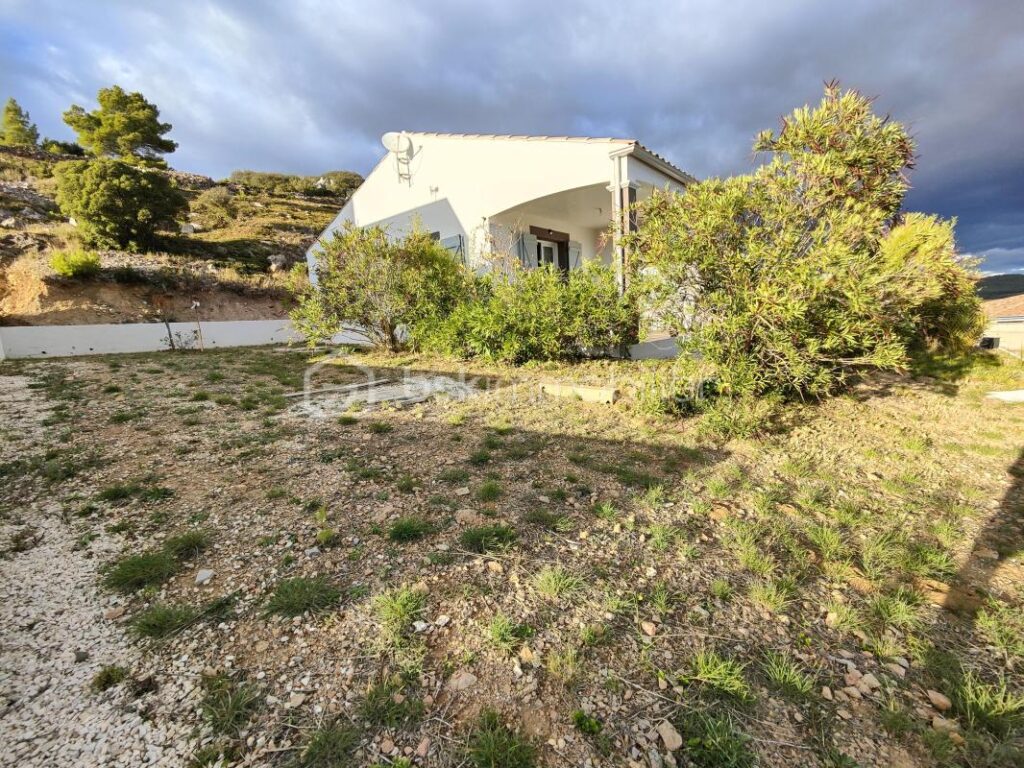 MONTREDON DES CORBIÈRES – Maison de PLAIN PIED de 90 m² sur 580m² de parcelle avec très belle vue – 4 faces – GRANDE PIÈCE A VIVRE MODERNE – 3 chambres – Climatisation réversible – double vitrage – Garage – Piscinable – 4 pièces – 3 chambres – 90 m²