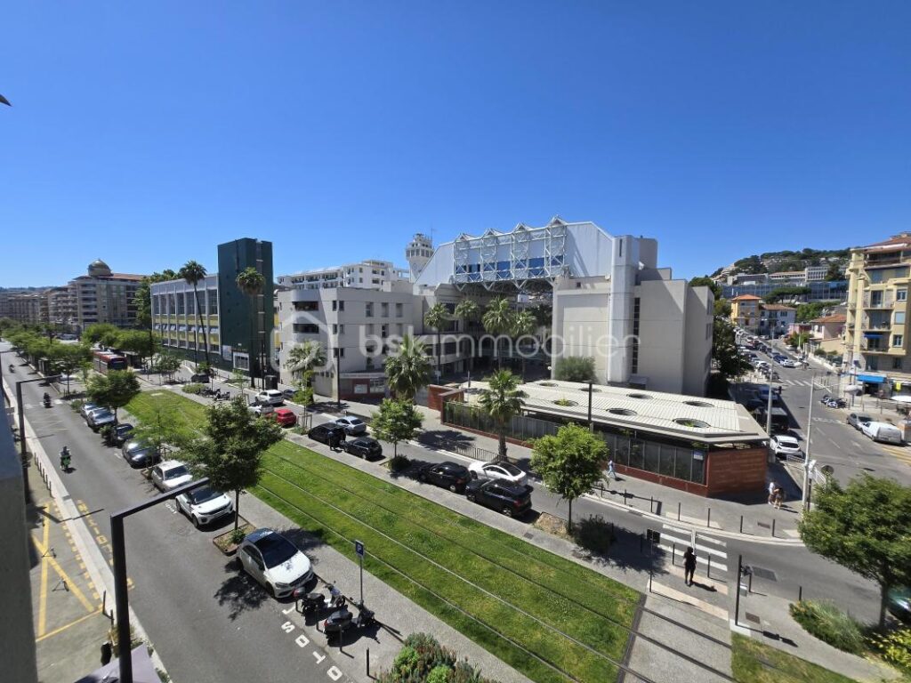 Baisse de prix 313950€ Appartement lumineux avec double balcon et vue mer en cœur urbain – 2 pièces – 1 chambre – 55 m²