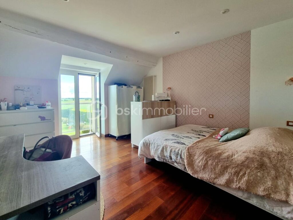 CHARMANTE MAISON EN PIERRE, 8 PIÈCES, 4 CHAMBRES, GARAGE, ANNEXES, PISCINE !!! – 8 pièces – 4 chambres – 245 m²