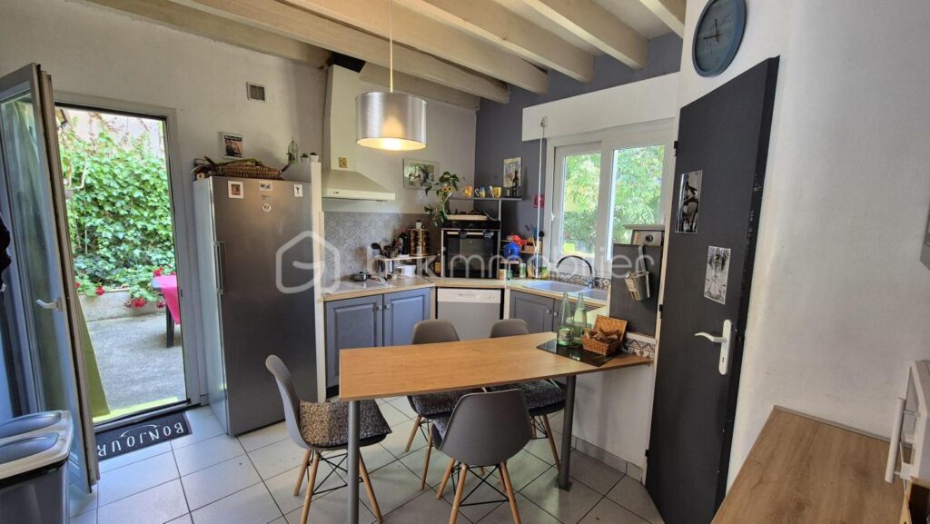 A VENDRE MAISON 3 FACES DE 131M² SUR TERRAIN DE 336M² A CERET – TROIS CHAMBRES – GARAGE – CLIMATISATION REVERSIBLE – VUE SUR LE VALLESPIR – AUCUN VIS A VIS – GARAGE – 6 pièces – 3 chambres – 131 m²