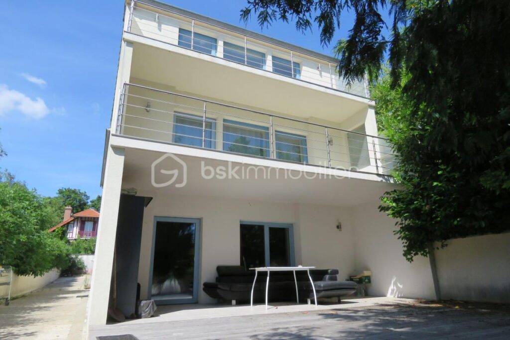 Maison d’architecte à CHARTRETTES de 195m² – 6 pièces – 4 chambres – 195 m²