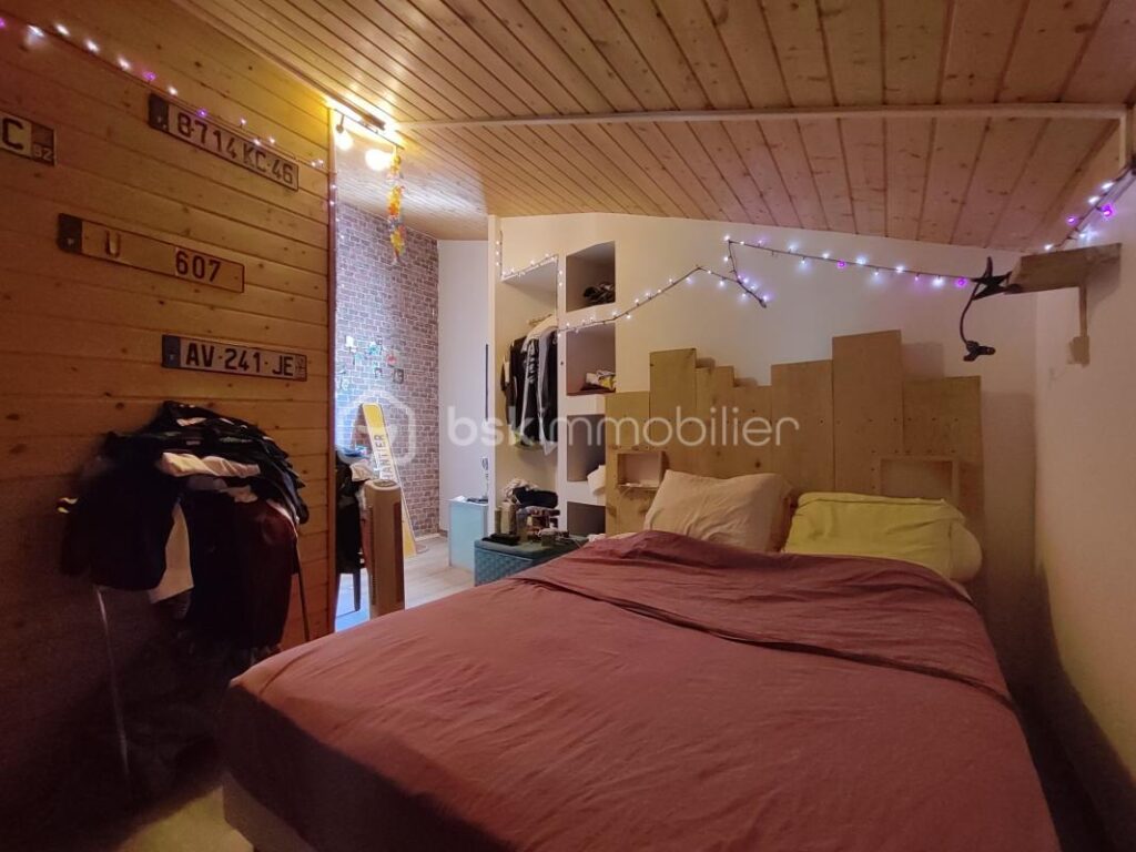 MAISON AVEC PISCINE ET GRAND TERRAIN – 7 pièces – 3 chambres – 200 m²